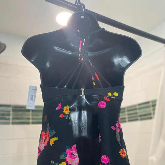 NWT|| Floral Tankini Bathing Suit Top. With mesh on bottom. Size Medium. - Picture 5 of 5